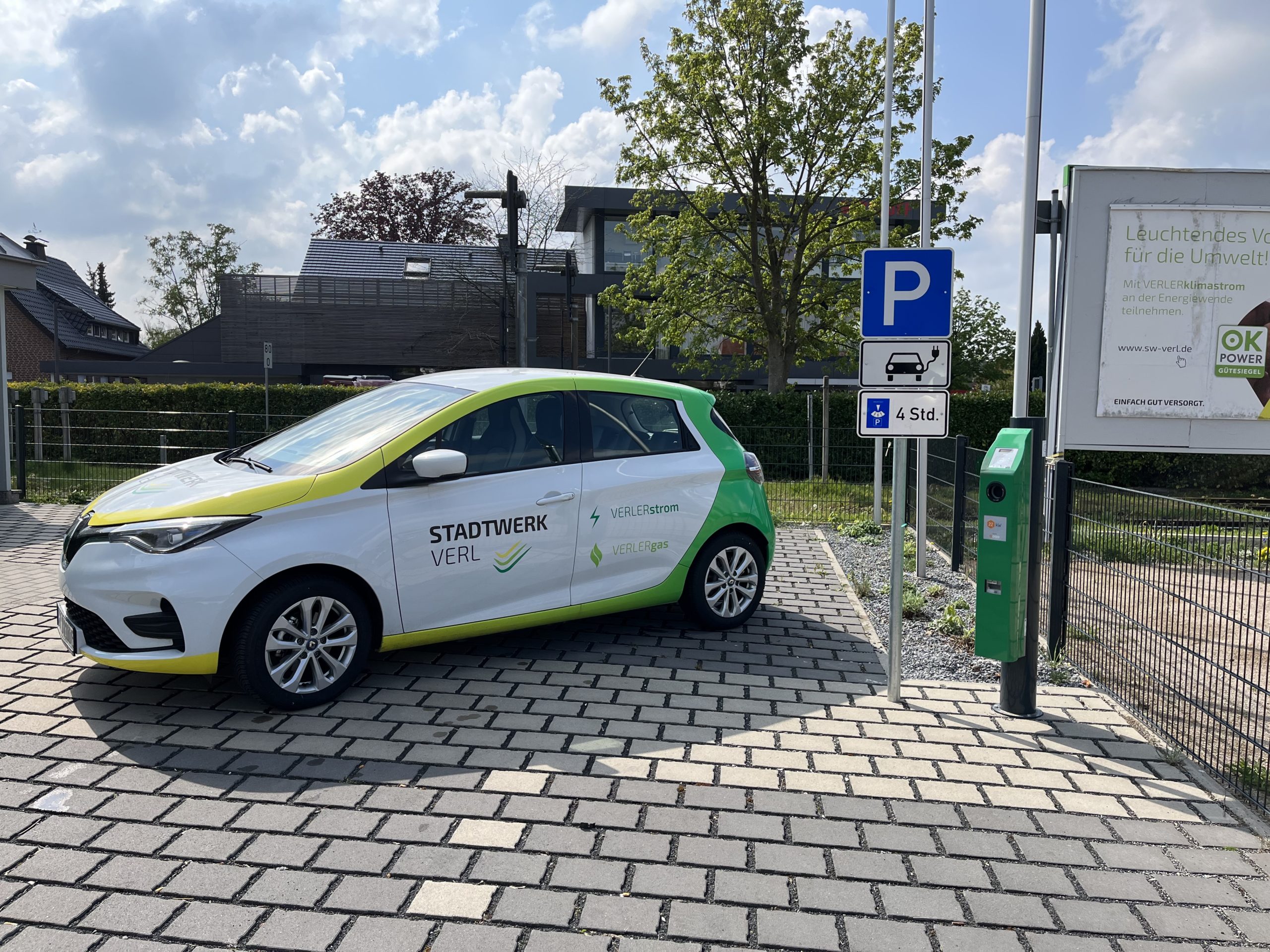 Elektroauto der Stadtwerke Verl an einer Ladesäule auf einem Parkplatz