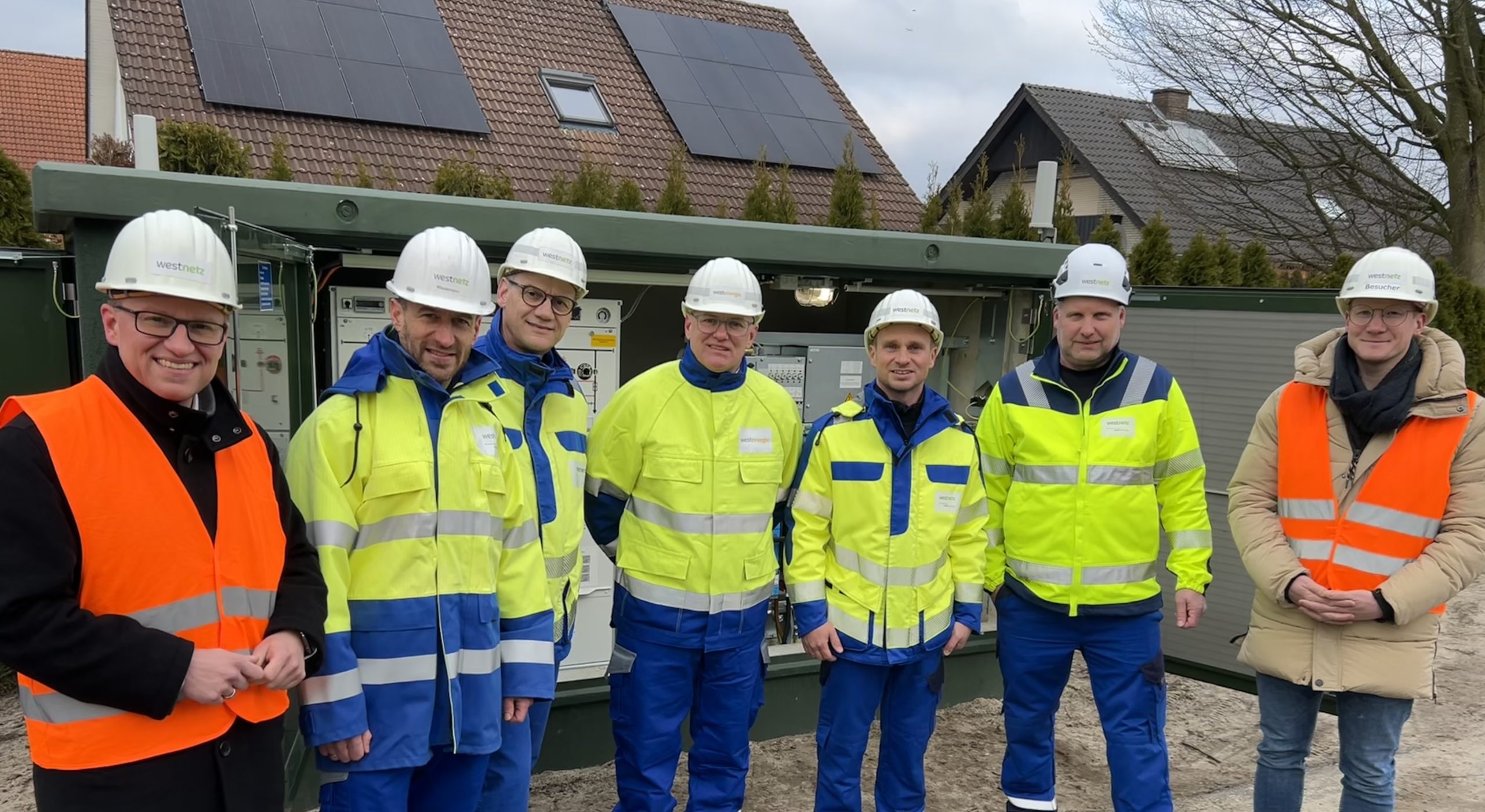 Sieben Männer in Warnwesten - Pressebild für die digitale Ortsnetzstation in Verl.