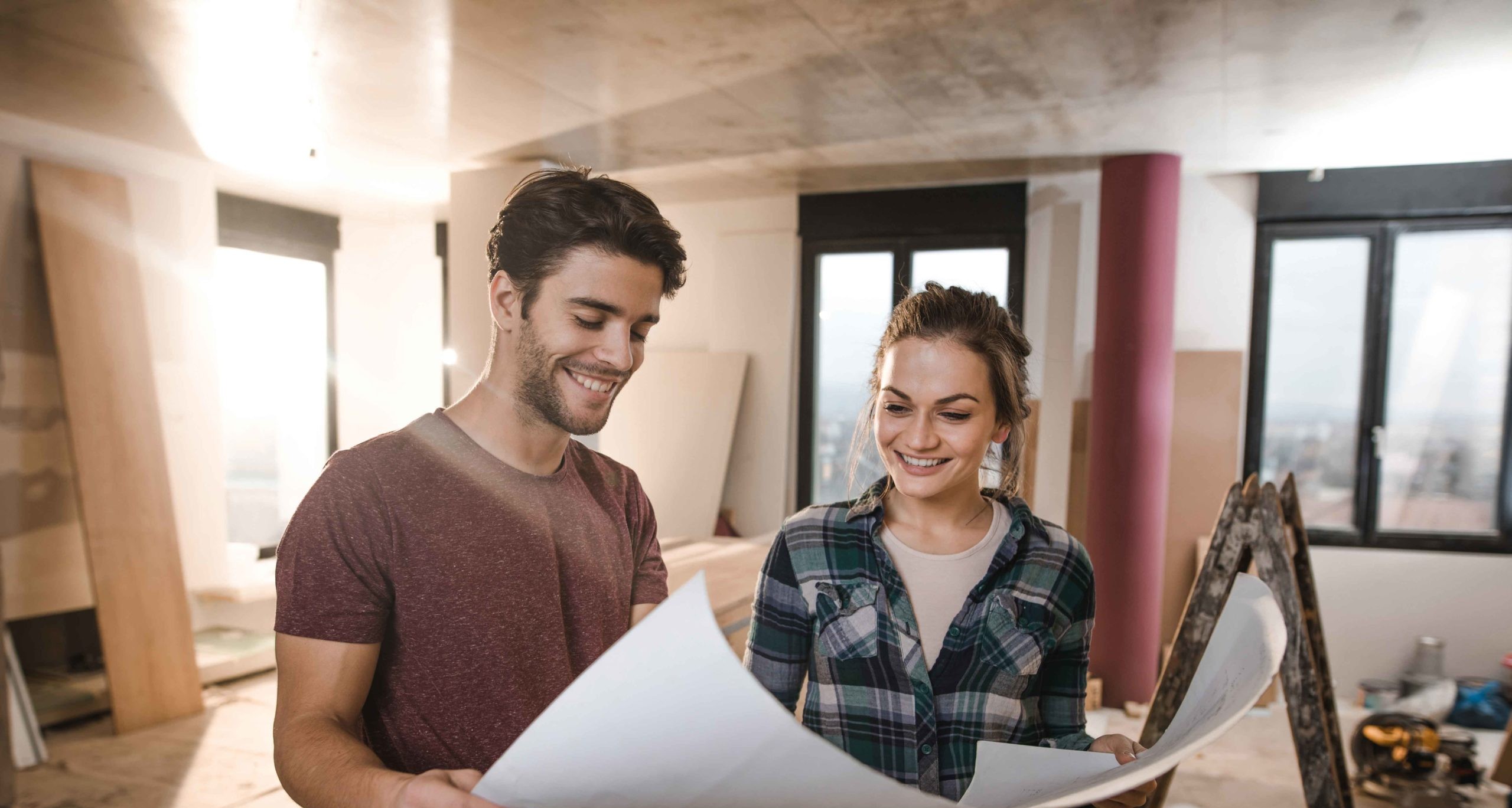 Zwei Personen halten einen Plan in der Hand und schauen sich diesen an